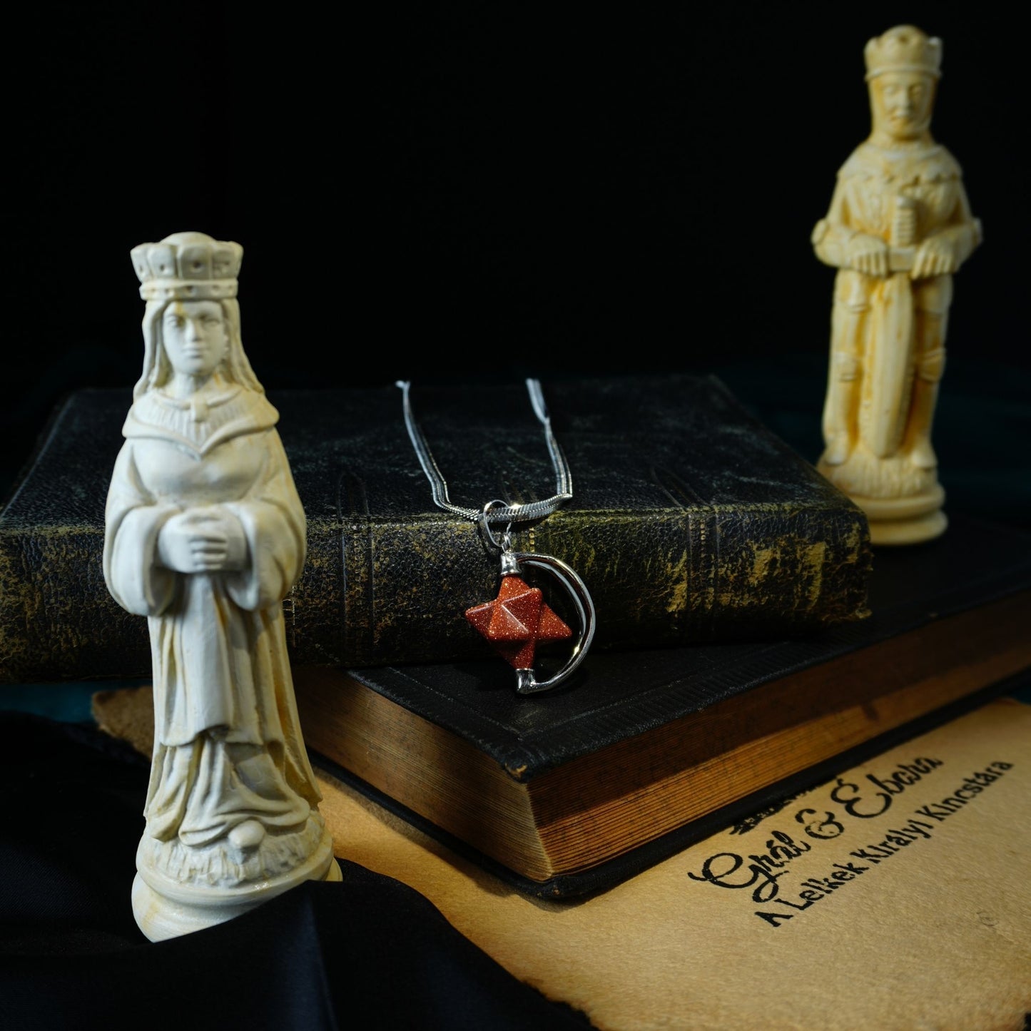 Merkaba medál fémmel Szintetikus Napkő vörös 2x3cm